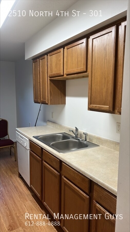 Building Photo - Spacious 1 Bedroom! Off Street Parking and...