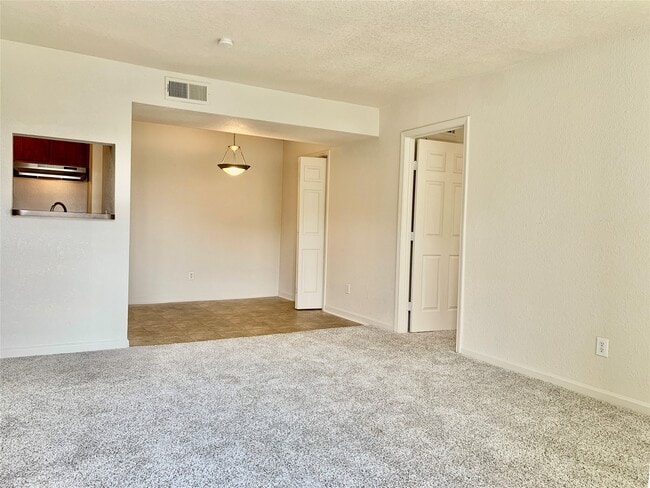 Foto del edificio - 8100 Creekbend Dr