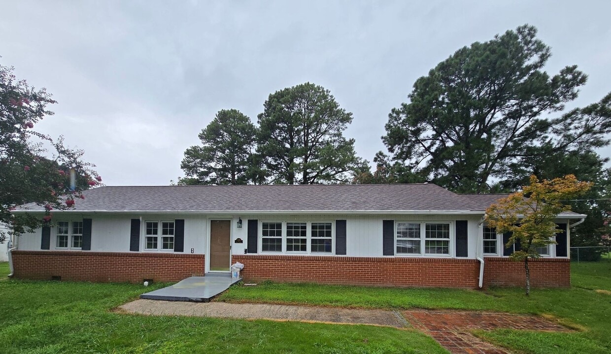 Primary Photo - 4 bedroom house in Hopewell