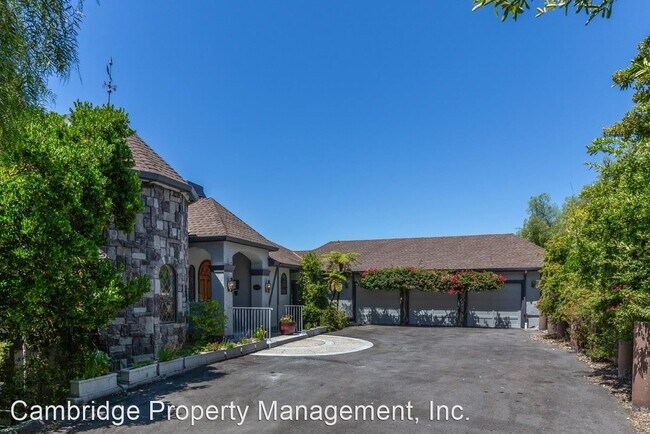 Building Photo - 14345 Saddle Mountain Dr