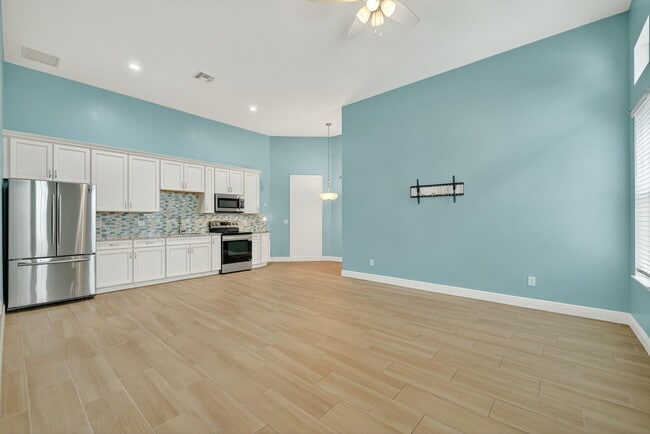 Building Photo - 341 SW Kestor Dr