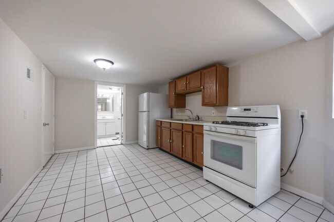 Building Photo - 2110 N Avers Ave