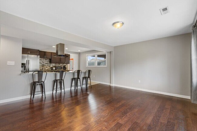 Foto del edificio - 7825 Ridge Rd