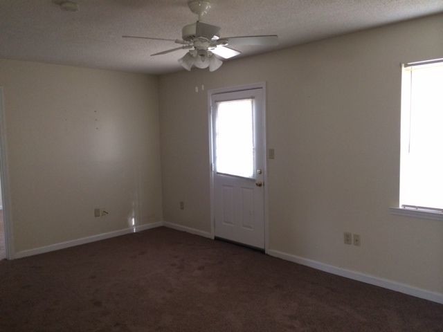 Building Photo - 105 Knollwood Dr