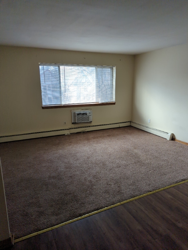 Building Photo - 2820 W Kilbourn Ave