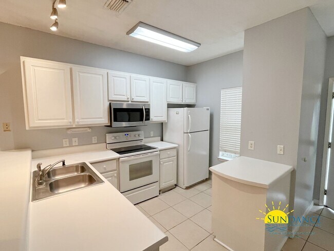 Building Photo - Freshly Painted 3 Bedroom Villa in Navarre!