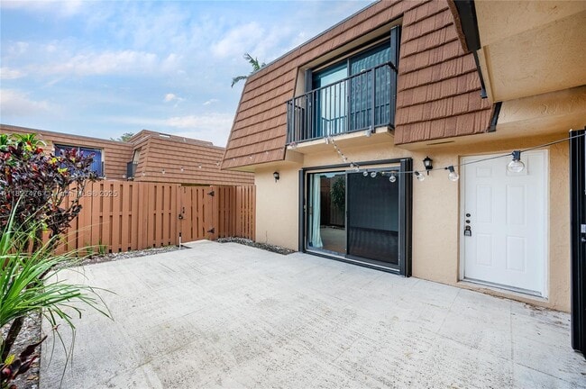 Building Photo - 2536 Camelot Ct