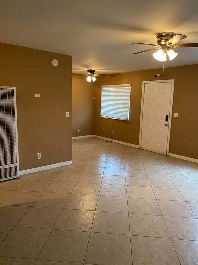 Foto del edificio - *Special* 2 bedroom 1 bath single story ho...