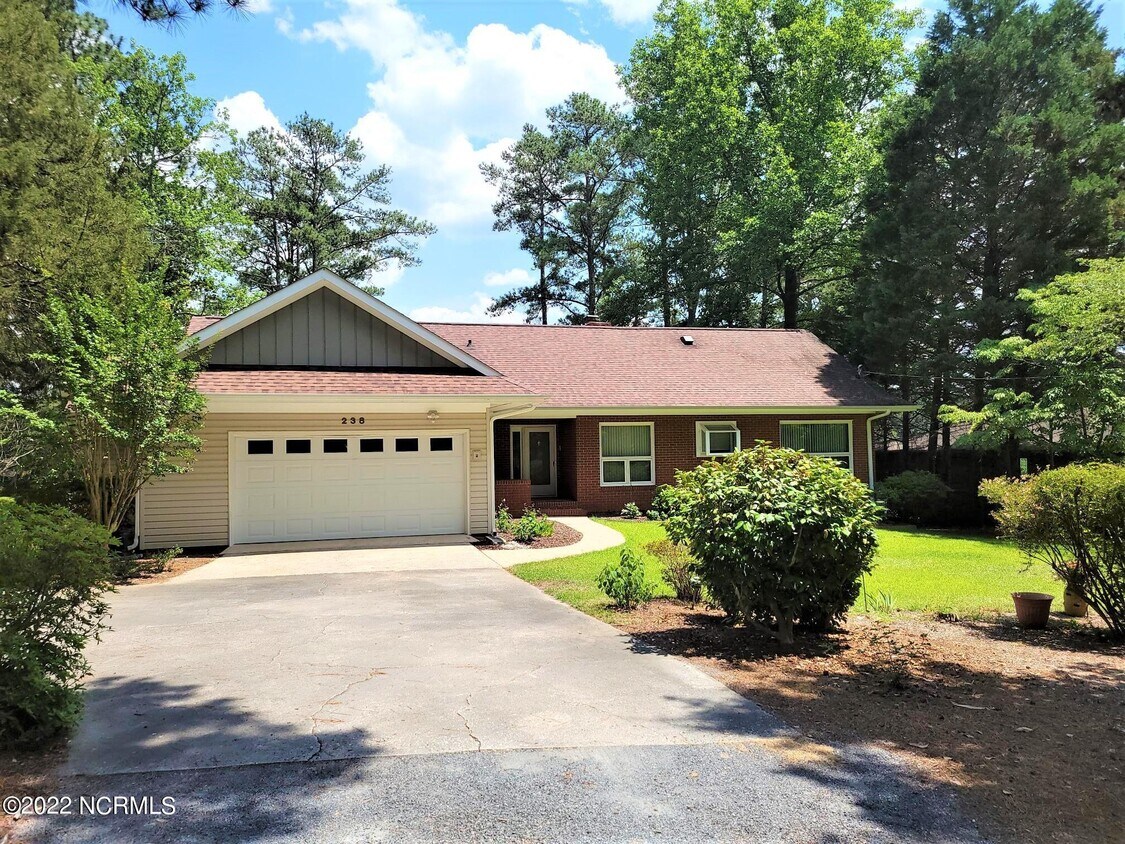 Foto principal - 238 Pine Ridge Dr