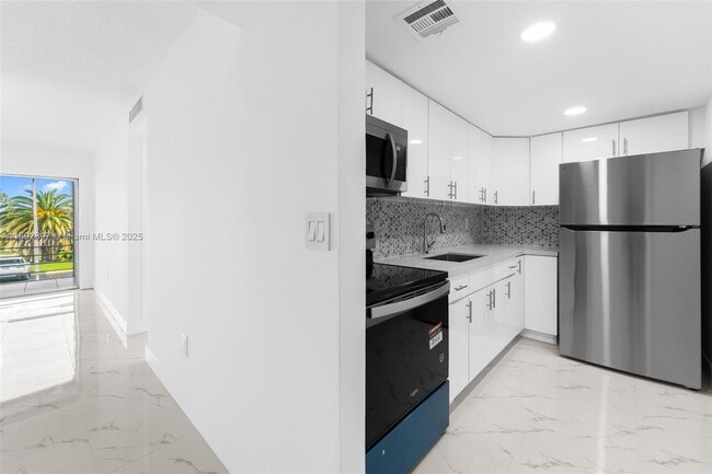 Foto del edificio - 8764 SW 12th St