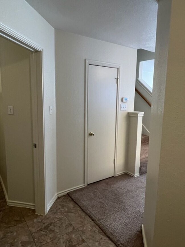 Building Photo - 913