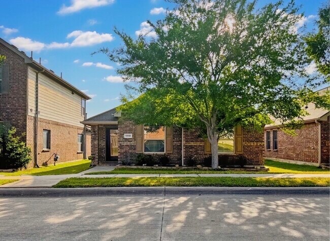 Foto del edificio - 8440 Gentian Dr