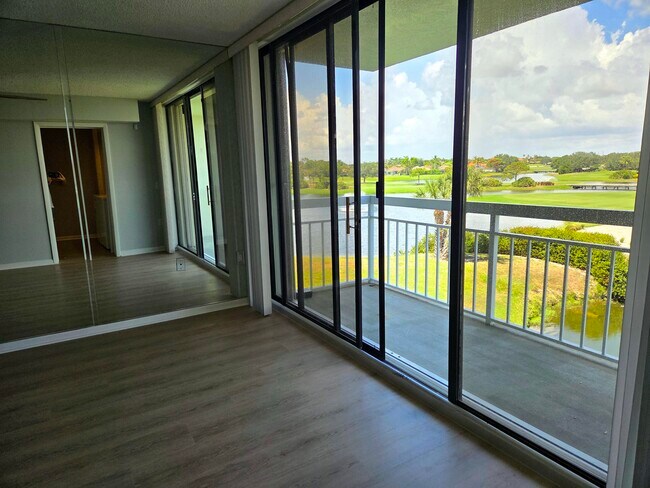 Foto del edificio - 2421 Village Blvd