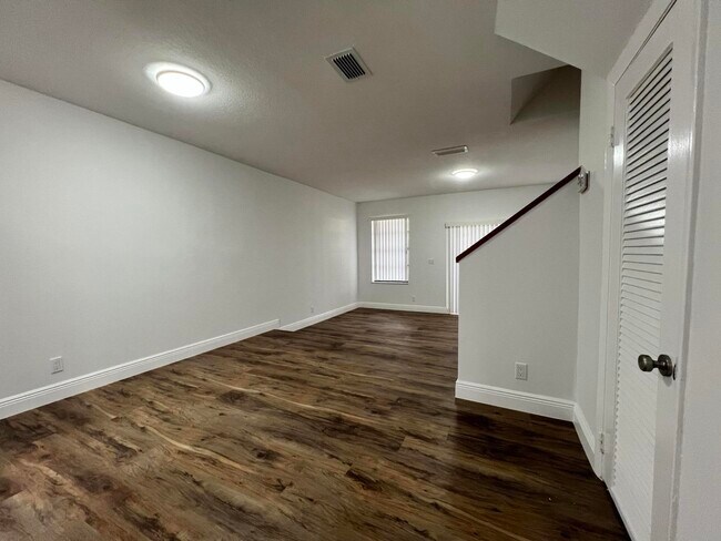 Foto del edificio - 10623 Royal Palm Blvd