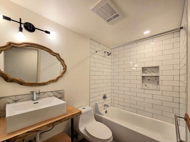 Foto del edificio - 3-Bedroom Home w/ 2-Car Garage & Fenced-In Backyard!