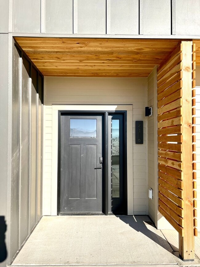 Building Photo - New, Pet Friendly, 2 bed 2 bath Townhouses!