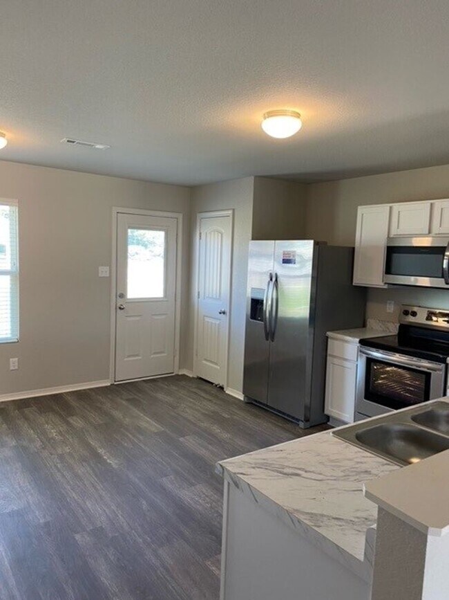 Foto del edificio - *Rent FREE + Amazon Cash!* Four Bedroom | Two Bath Home in Conrad Court
