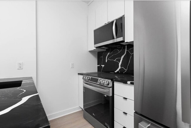 Building Photo - 4900 Ch De La Côte-Des-Neiges