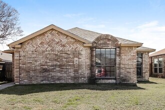 Building Photo - 1112 Paintbrush St