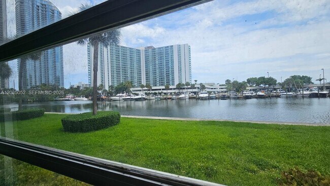 Foto del edificio - 220 Kings Point Dr