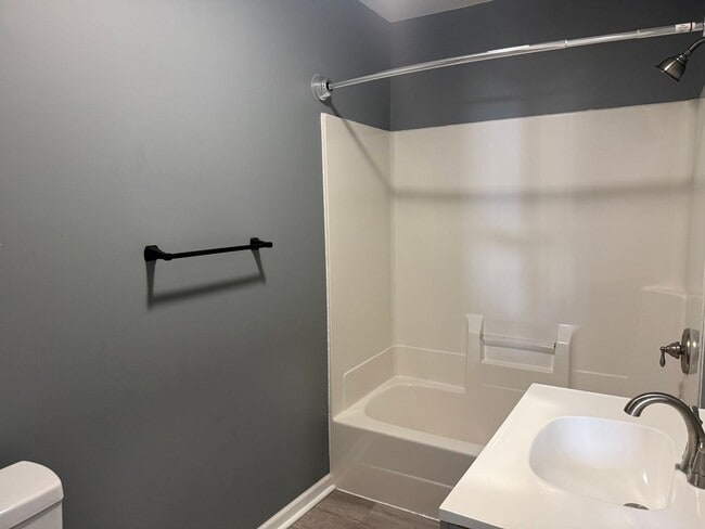 Building Photo - Large 3-Bed 2-Bath Home Uhrichsville