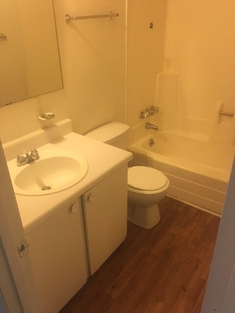 Building Photo - 1 Bed Bedroom at Woodsdale Apartments