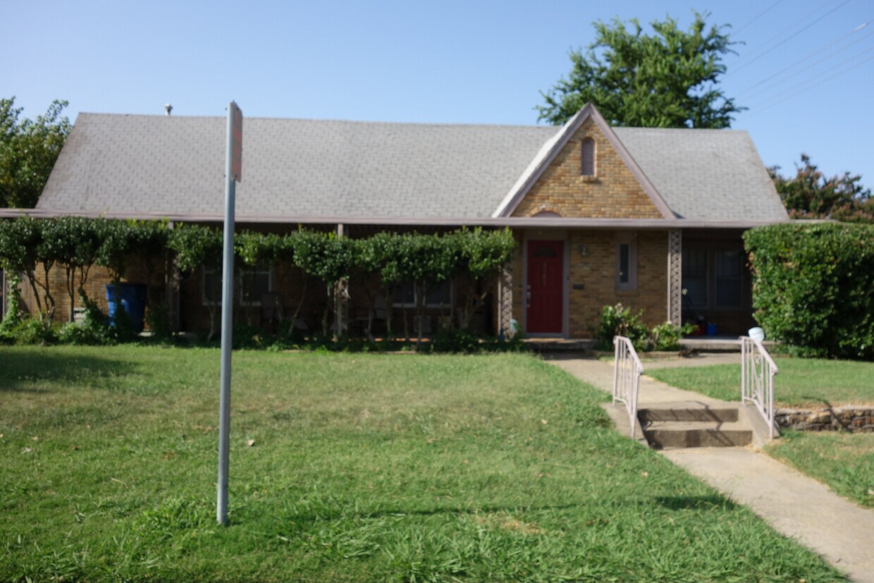 Wonderfully updated 1/1/1 Duplex in Midtown Tulsa - 3287 E 2nd St S