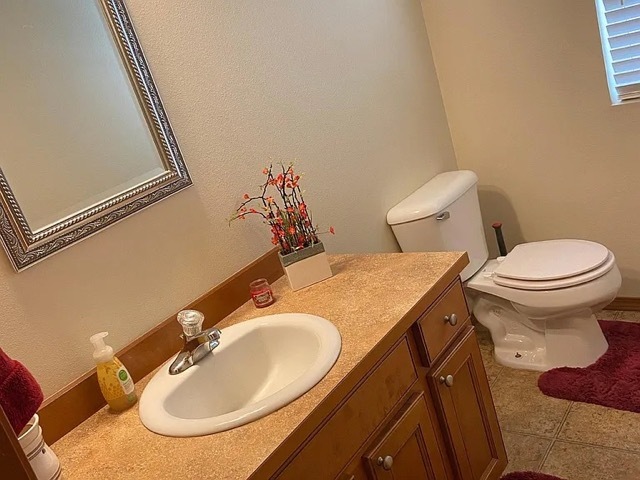 1/2 BATH - 743 Glenmore Loop
