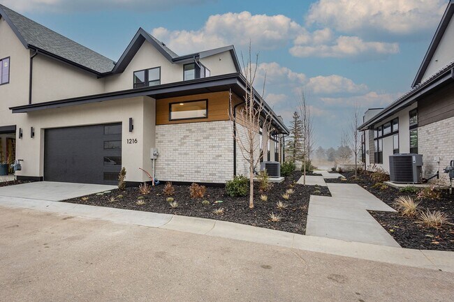 Foto del edificio - Brand New Townhouse in Luxury Neighborhood