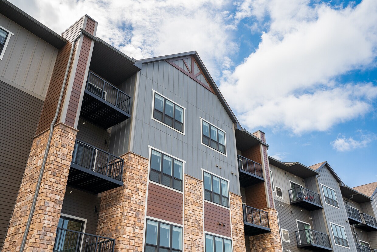 The Overlook at Crystal Lake Apartments 15315 Maple Island Rd