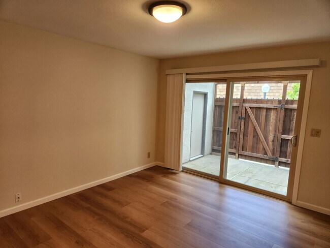 Building Photo - Very nice 2 Bed/ 1.5 Bath /1,263 Sqft Waln...
