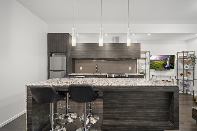 Building Photo - 8 Charlotte St