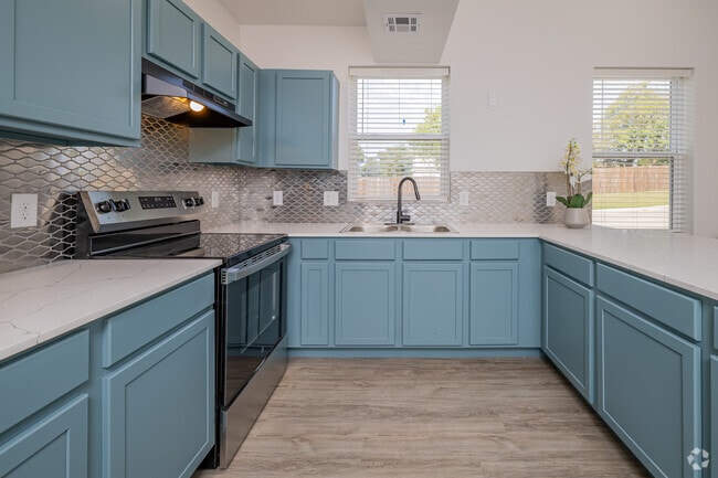 Common Area - Furnished Kitchen - 1100-1110 E Hurd St Apartments