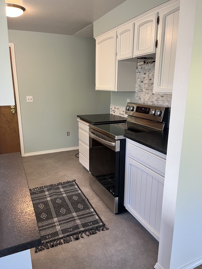 Building Photo - 343 NE 63rd Ave