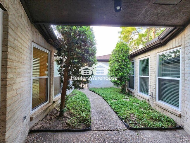 Foto del edificio - 12800 Briar Forest Dr