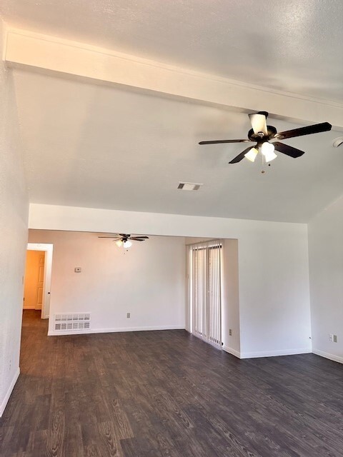 Building Photo - Charming 3-2 unit with open floor plan.