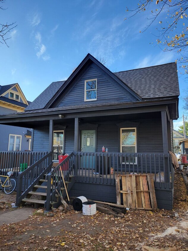 Foto principal - Single Family - 5 Bedroom