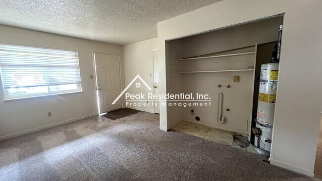 Foto del edificio - Spacious 2bd/1 ba Foothill Farms Duplex Wi...