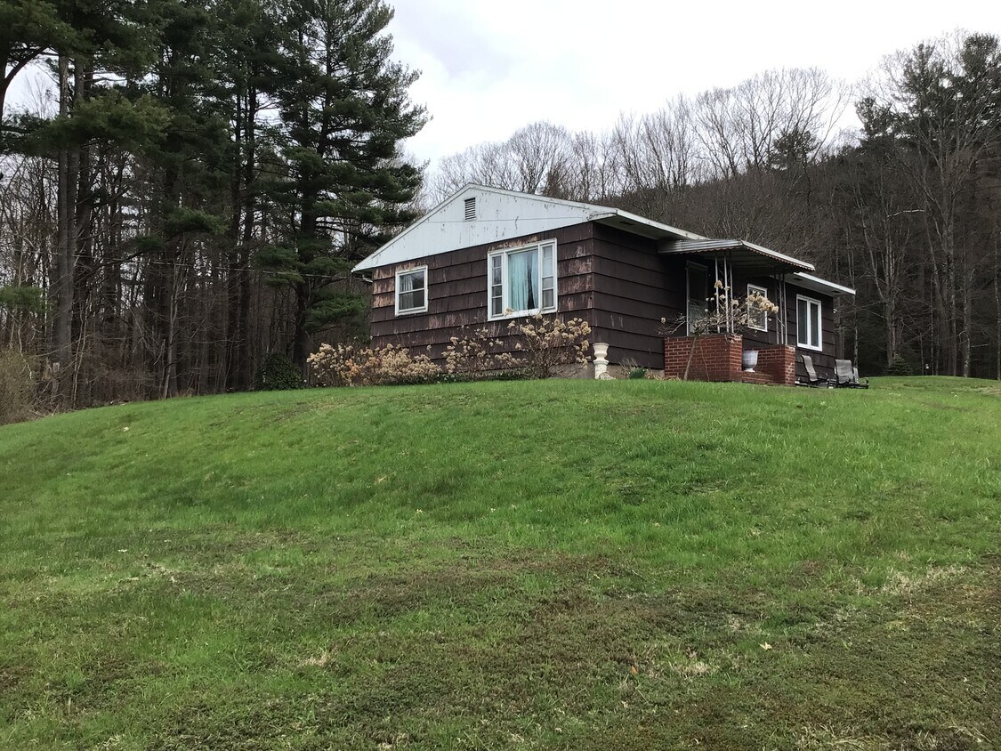 Foto principal - 192 Roaring Brook Rd