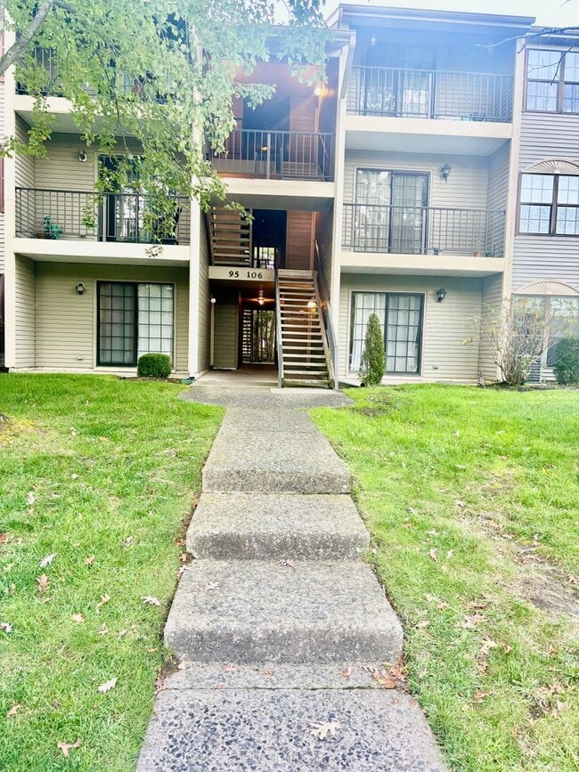 Building Photo - 2 Bedroom, 1 Bathroom Newly Renovated Cond...