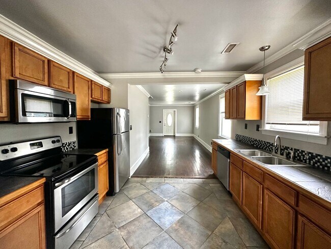 Foto del edificio - Updates to Inside and Outside!!  2/2 House with fence! Pet friendly!