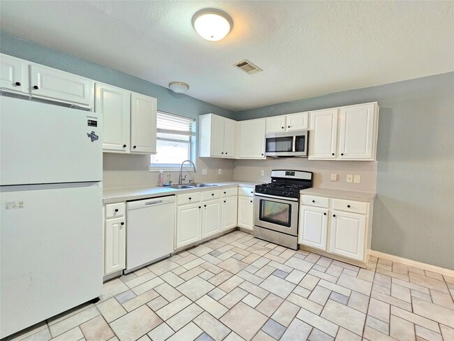 Building Photo - 21070 Southern Colony Ct