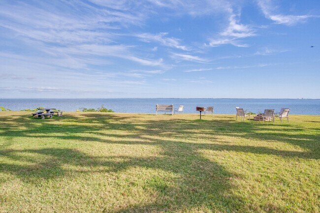 Foto del edificio - Stylish Condo in Waterfront Bayview Terrace – Updated Interiors, In-Unit Washer/Dryer, Access to ...