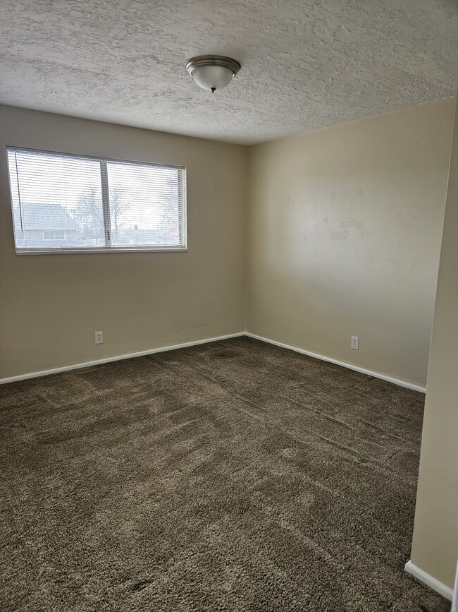 Building Photo - 639 150 S