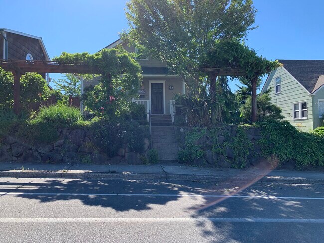 Building Photo - 5032 N Vassault St