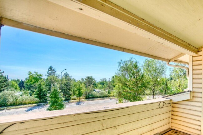 Foto del edificio - Huge 2000 sq ft 5-bedroom with 2-car garage