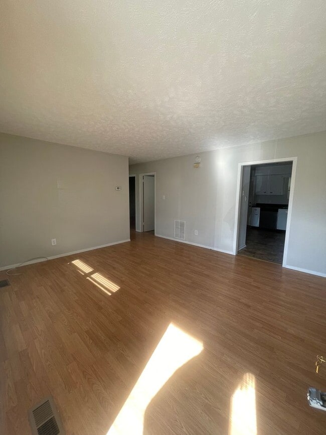 Building Photo - Two Bed/One Bath Centrally Located to West...