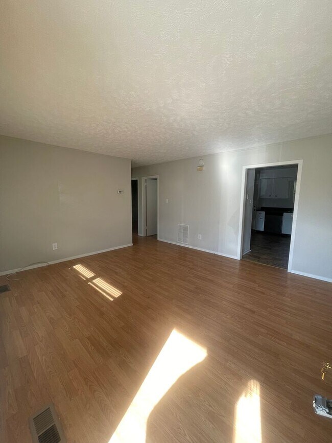Foto del edificio - Two Bed/One Bath Centrally Located to West...