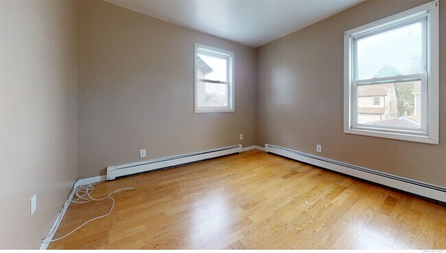 Foto del edificio - 241-07 Mayda Rd