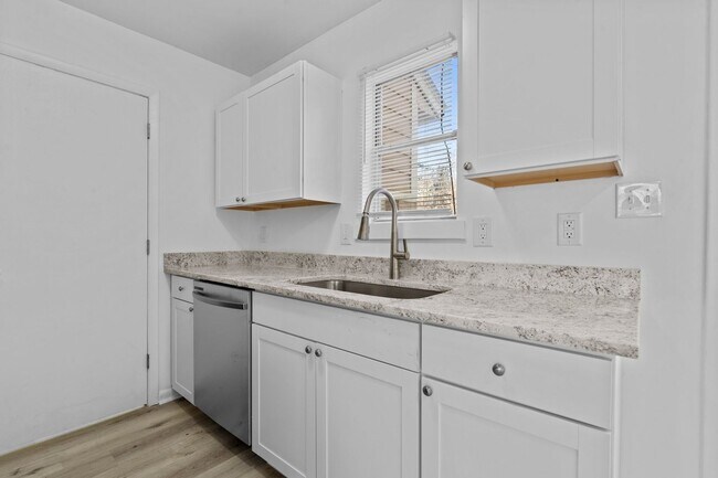 Building Photo - 608 Hilltop Dr
